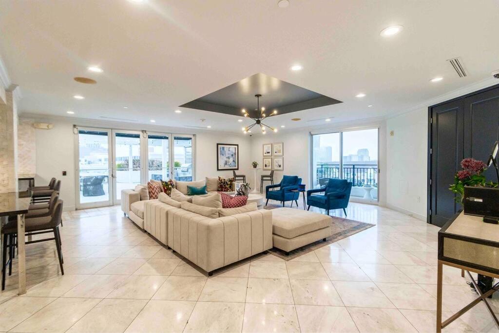 Daire Luxury Hi-rise 1bd In Galleria W King Bed/pool/gym