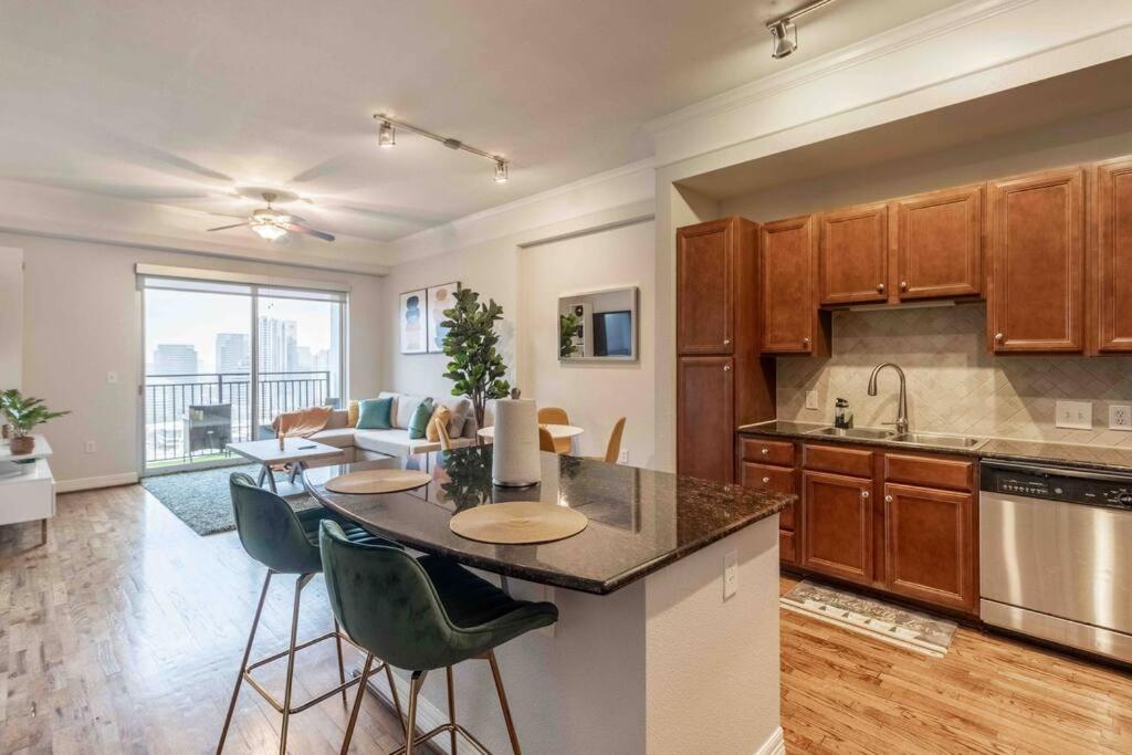 Daire Luxury Hi-rise 1bd In Galleria W King Bed/pool/gym
